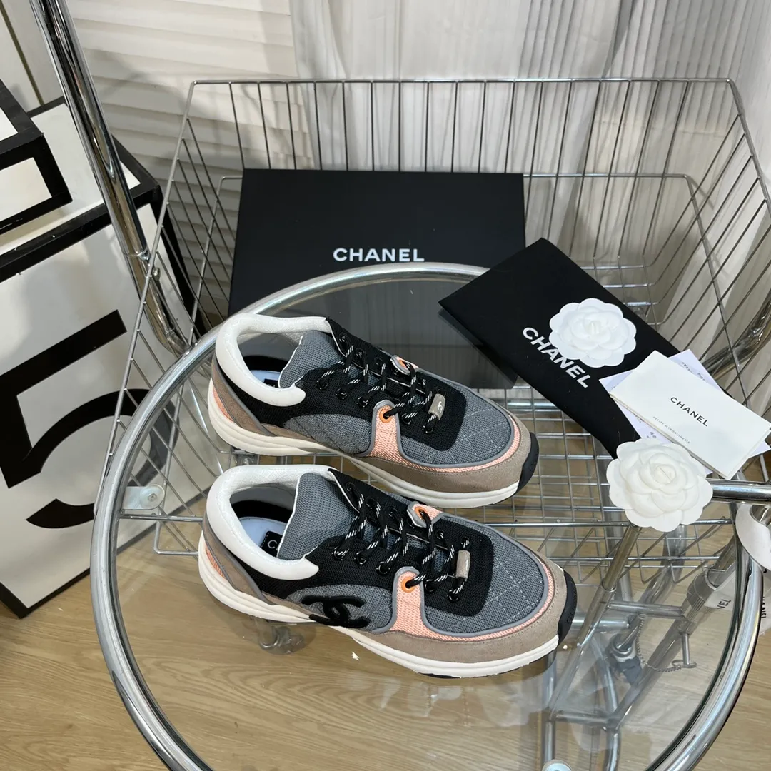 👟👟Ex-factory price 560👟👟 Chanel Chanel - 2022 counter top casual sports shoes This classic design; the upper is electro-embroidered with a variety of techniques; the outsole is fashionable and sporty; it is unusual to incorporate a variety of color matching elements... The diversified mix and match is very good-looking and versatile, casual, fashionable, sports and outdoor can be taken into account... ꫛꫀꪝ Go➫ Material: ❶Upper is made of: Original imported high mercerized smooth cow suede + electric embroidery technology + imported breathable mesh ❷Inner use: original imported breathable mesh ❸Outsole based on: original TPU combination outsole Counter boutique packaging complete set for women 35–42 men 38–46